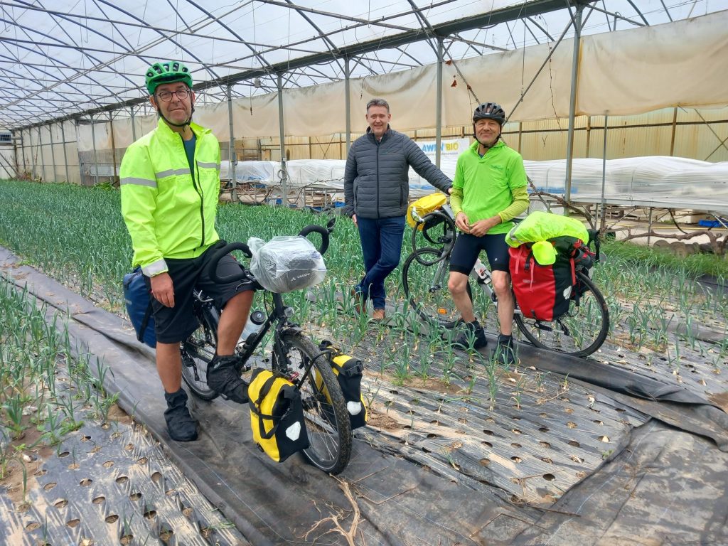 Louis-Marie et Hervé avec les producteurs de semences